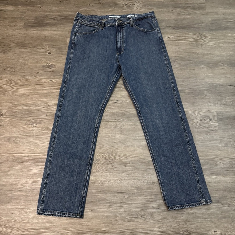 Wrangler Regular Fit Men's Blue Stretch Jeans Size 36x30 Medium Wash Denim